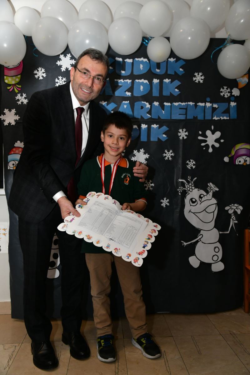 Öğrencilerin karne sevincini paylaştı