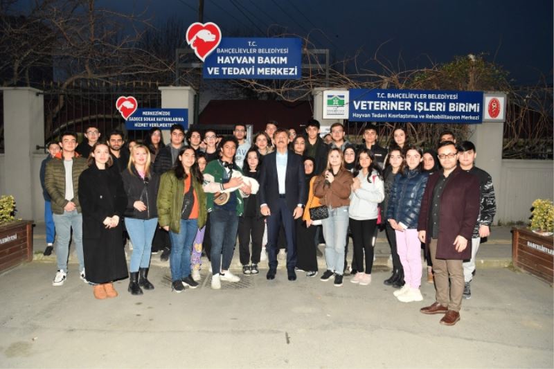 Genç Hayvanseverlerden Kedi Düşmanına Tepki