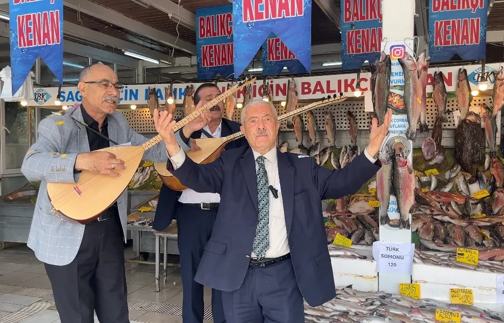 BALIKLARA TÜRKÜ SÖYLEDİLER